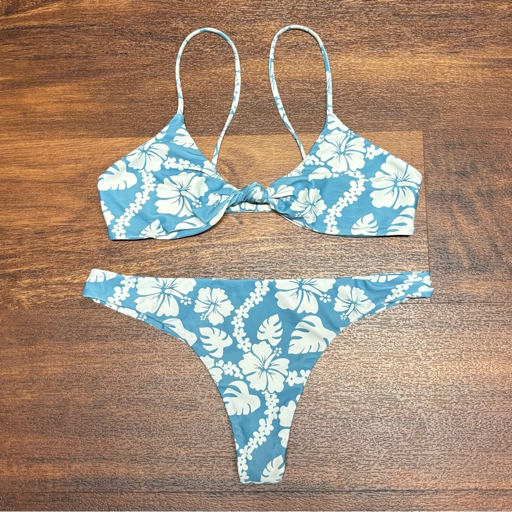 ⚡️SOLD ON DEPOP⚡️benoa swim blue hawai'i set